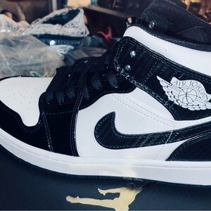 Air Jordan 1 Mid SE All Star 2021 Black and White “Carbon Fiber” Sneakers